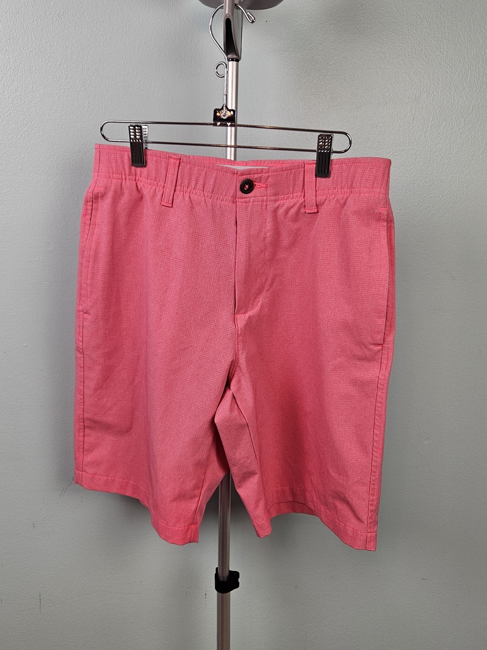 Under Armour Men's Pink Flat Front Shorts Size 30 Like New